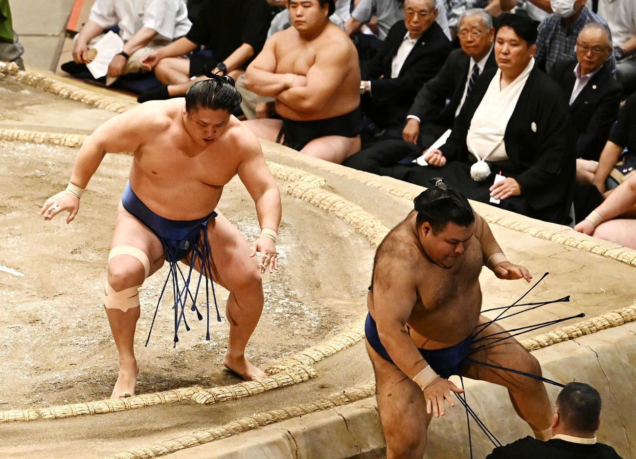 若隆景（左）は高安を押し出しで破る（撮影・滝沢徹郎）