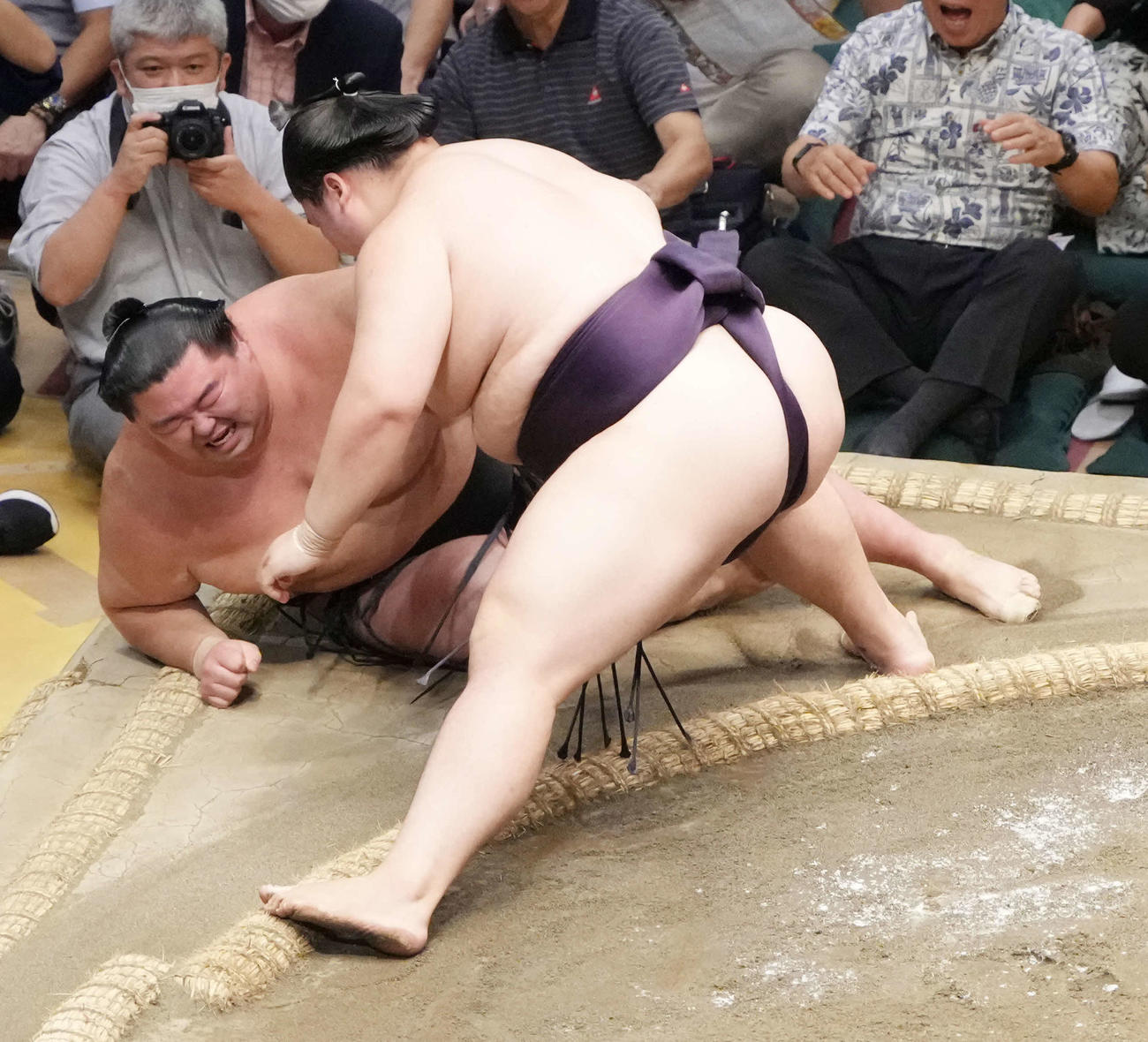 王鵬（右）は正代を寄り倒しで破る（撮影・小沢裕）