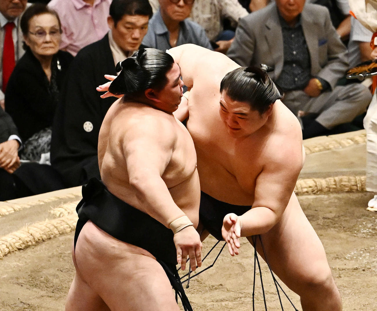 王鵬（右）は正代を攻める（撮影・滝沢徹郎）