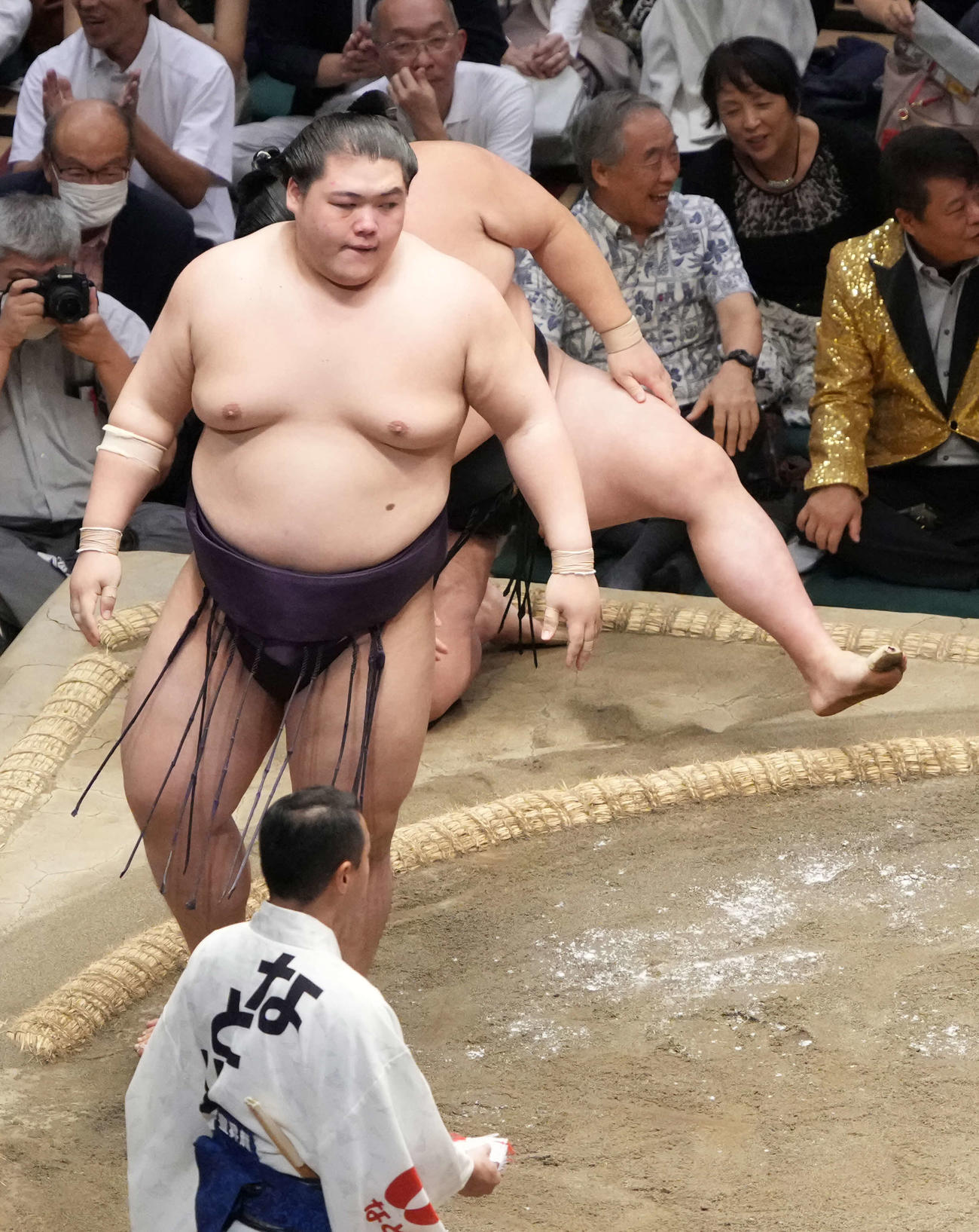 王鵬（手前）は正代を寄り倒しで破る（撮影・小沢裕）