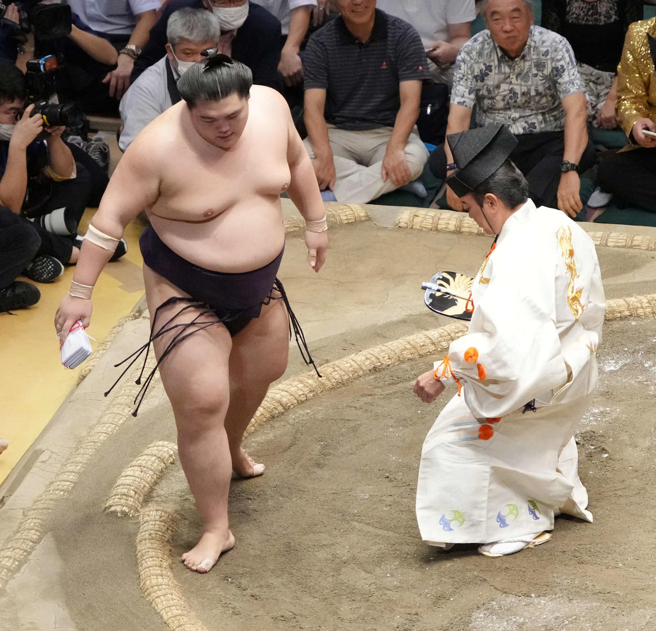 懸賞金を手にする王鵬（撮影・小沢裕）