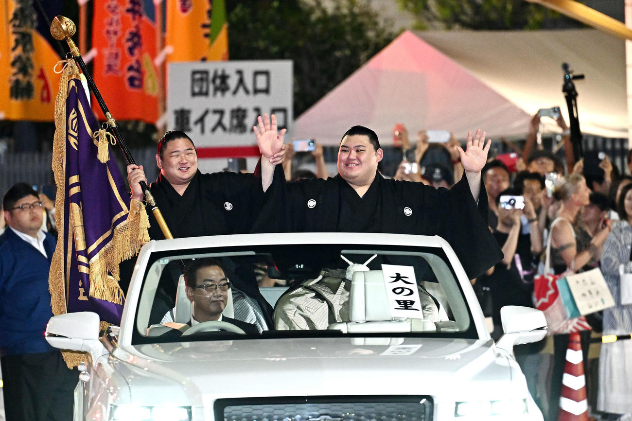 優勝パレードする大の里（右）と旗手の欧勝海（撮影・滝沢徹郎）