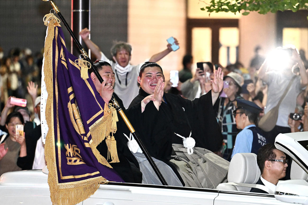 優勝パレードする大の里（右）と旗手の欧勝海（撮影・滝沢徹郎）
