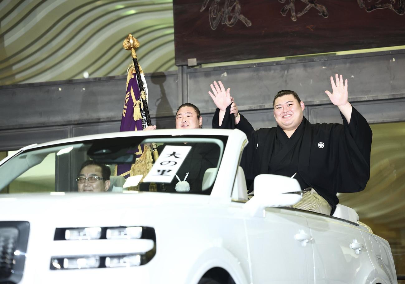 パレード車から笑顔で手を振る大の里（右）。左は旗手の欧勝海（撮影・河田真司）