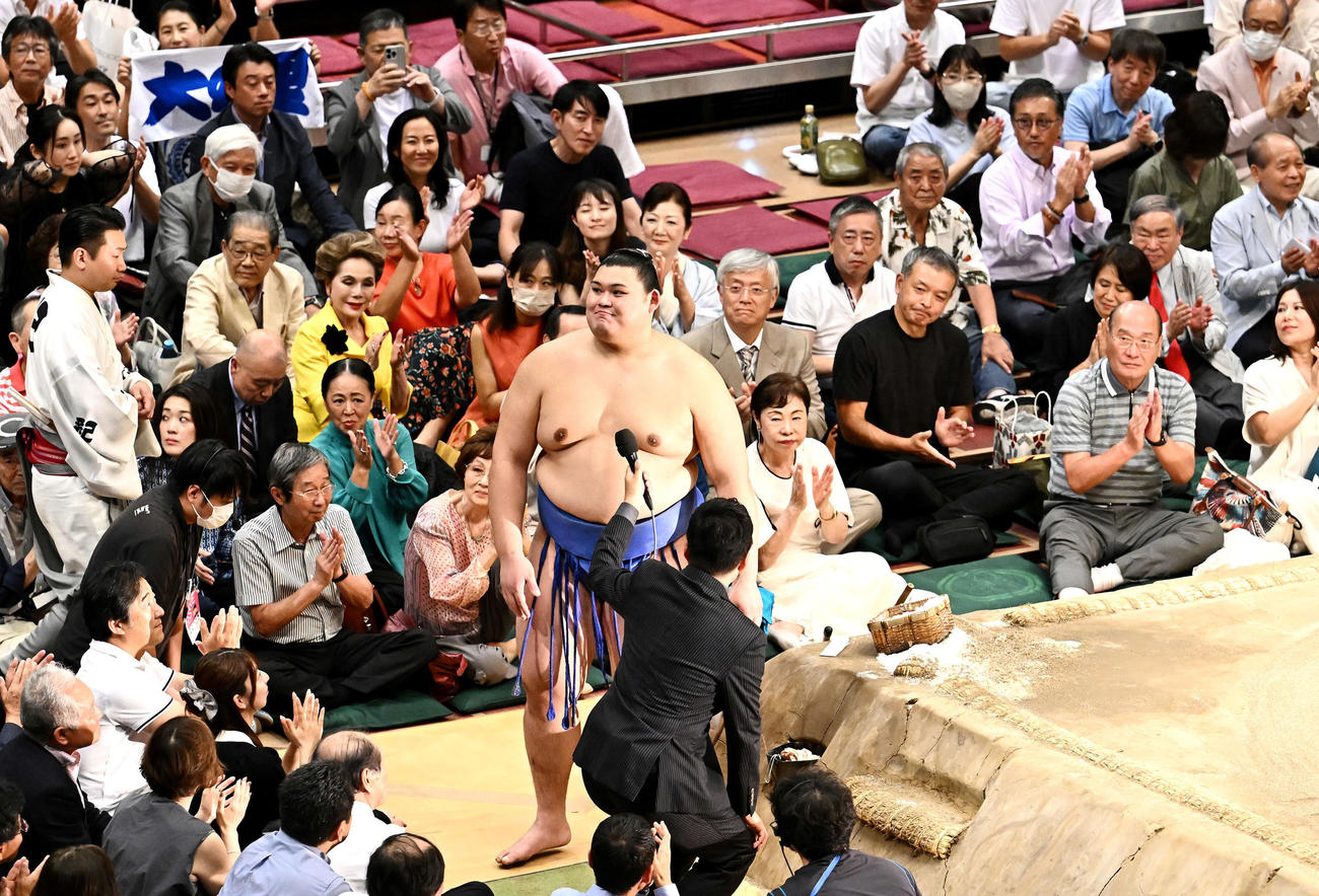 優勝インタビューを終え笑顔の大の里（撮影・滝沢徹郎）