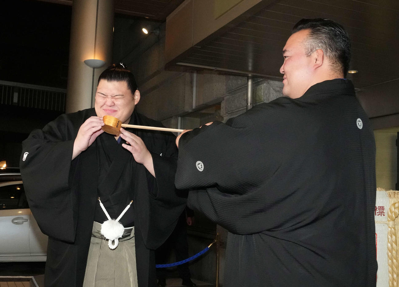 師匠の二所ノ関親方（右）から水付けを受ける大の里（撮影・小沢裕）