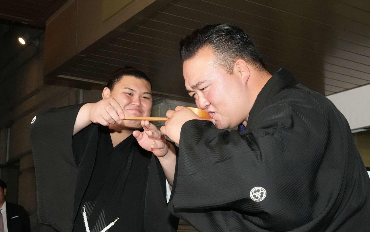 師匠の二所ノ関親方（右）に水を付ける大の里（撮影・小沢裕）