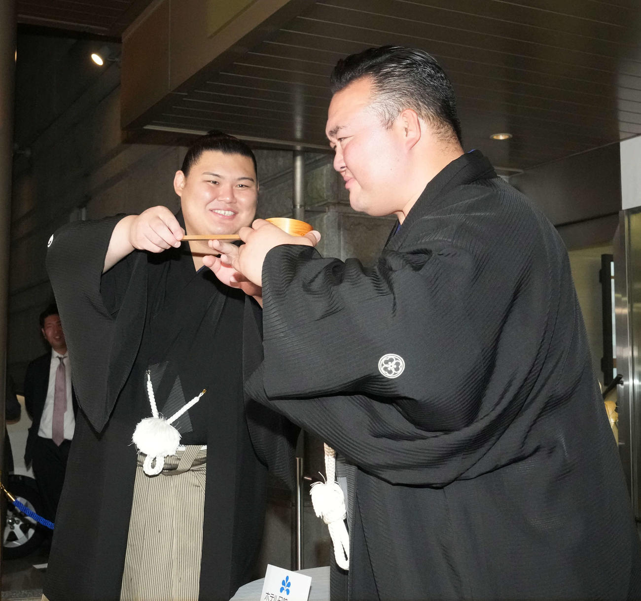 師匠の二所ノ関親方（右）に水を付ける大の里（撮影・小沢裕）