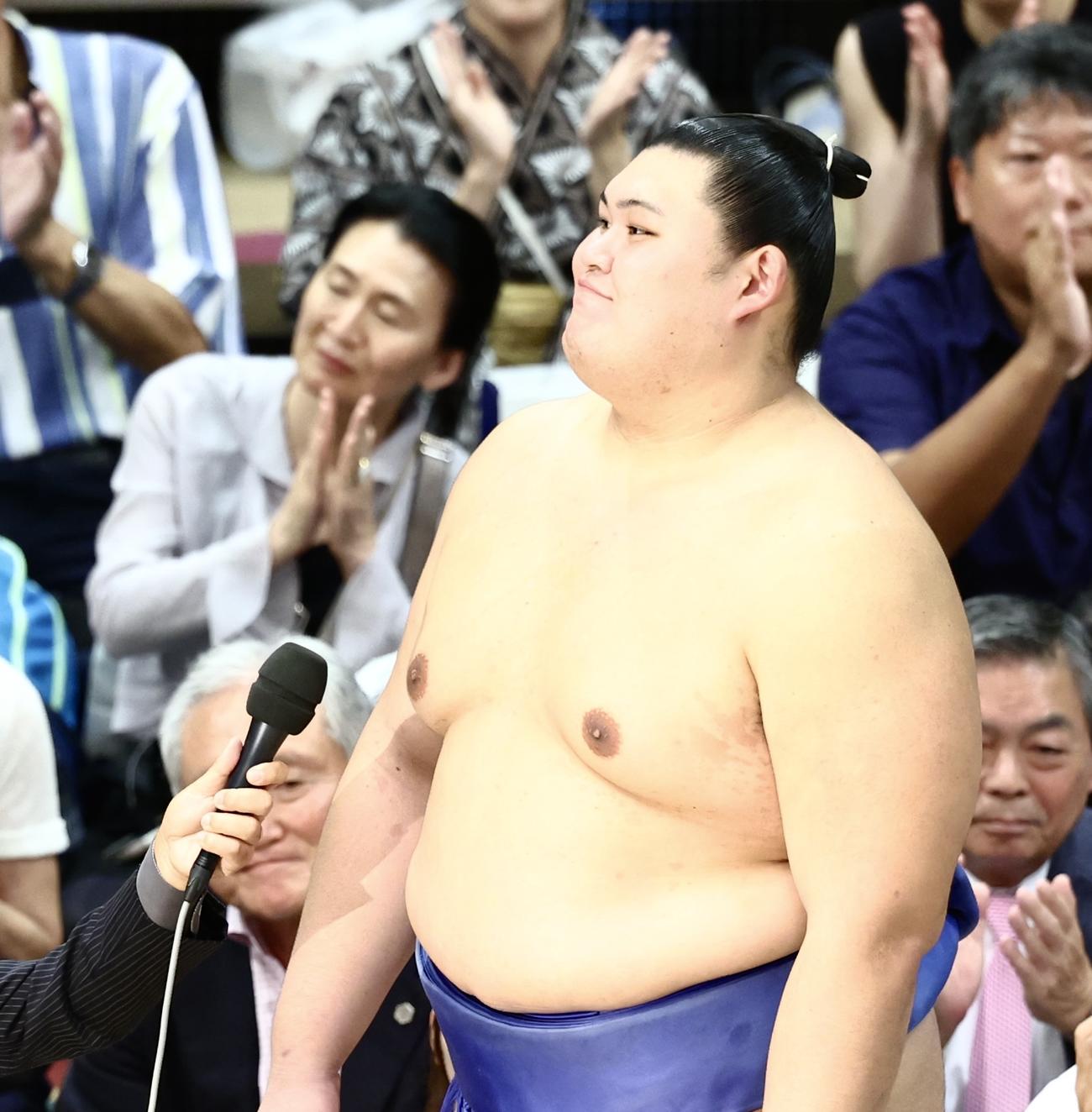 優勝インタビューで笑顔を見せる大の里（撮影・河田真司）