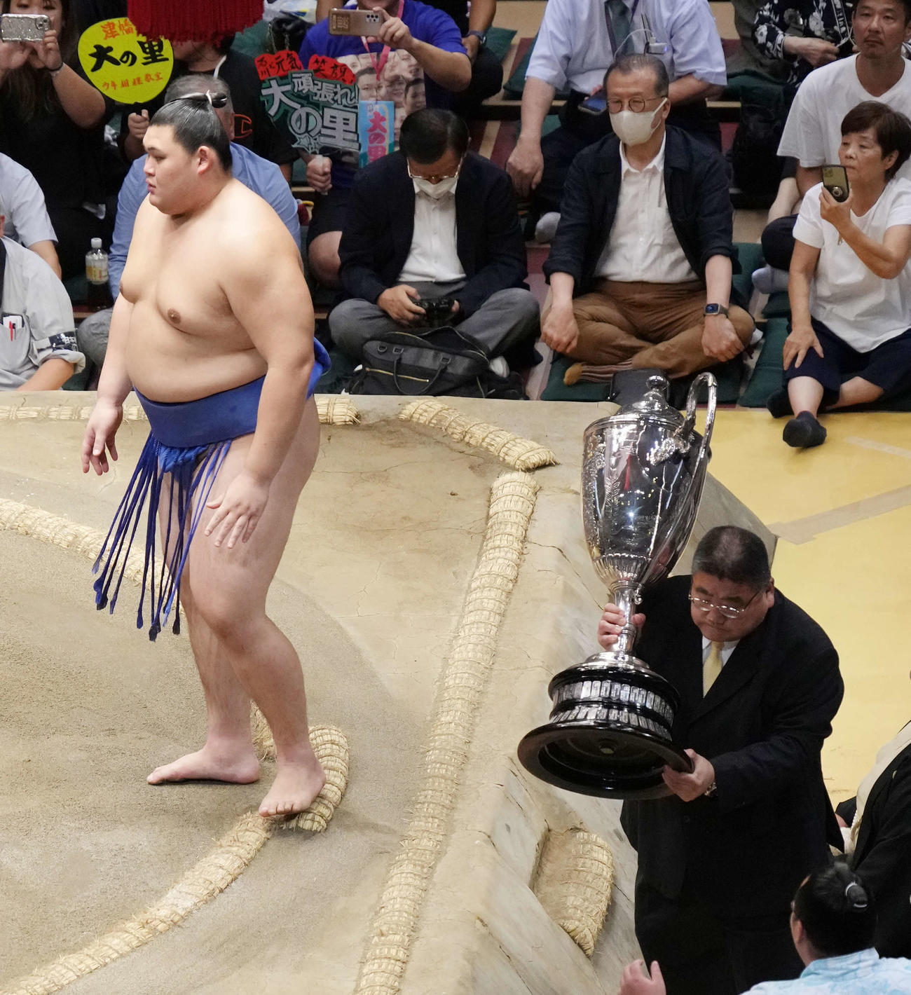 表彰式で大の里（左）から優勝賜杯を預かる若者頭の花ノ国（撮影・小沢裕）