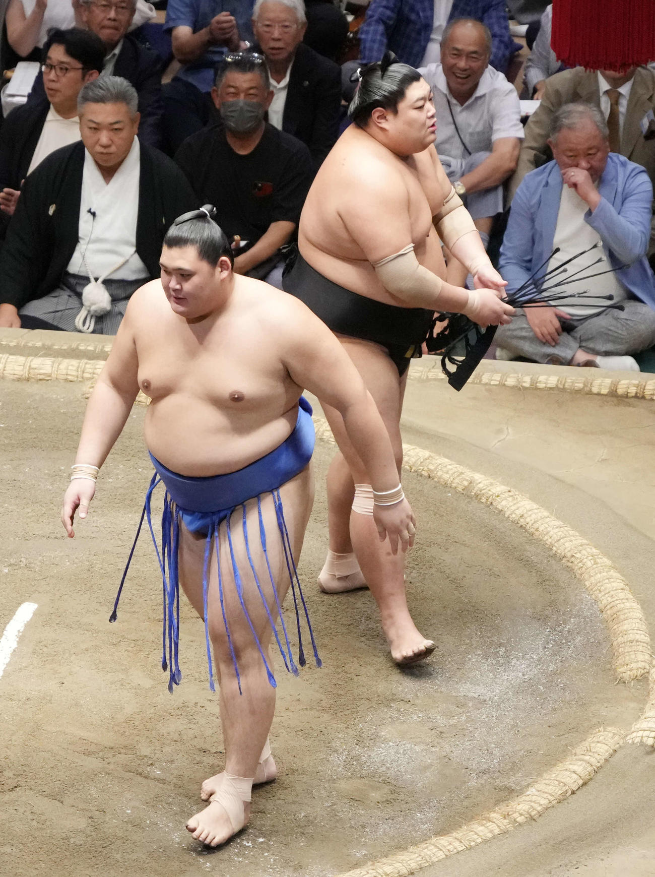 大の里（左）は阿炎に引き落としで敗れる（撮影・小沢裕）