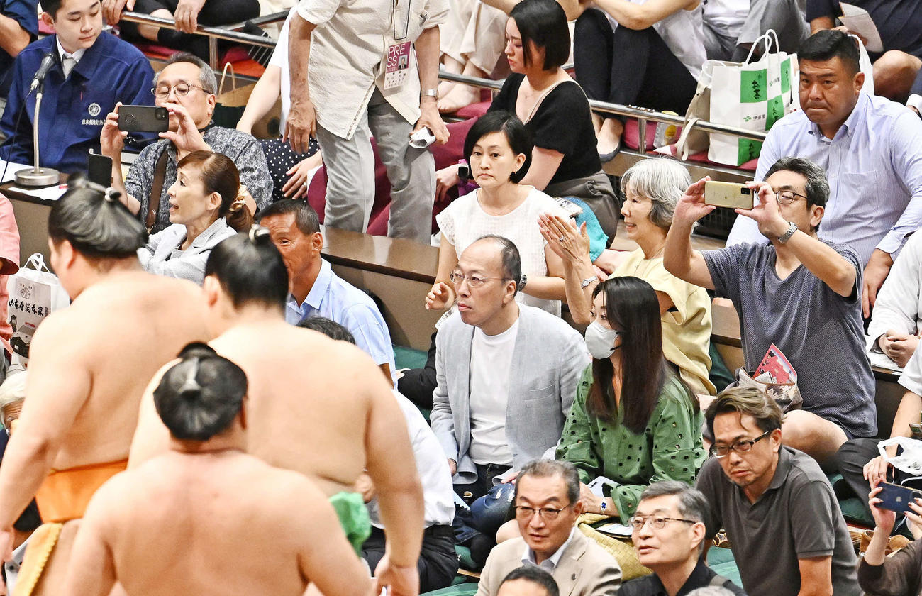 土俵入りする大の里（手前から2人目）を見守る父の中村知幸さん（右後方）（撮影・滝沢徹郎）