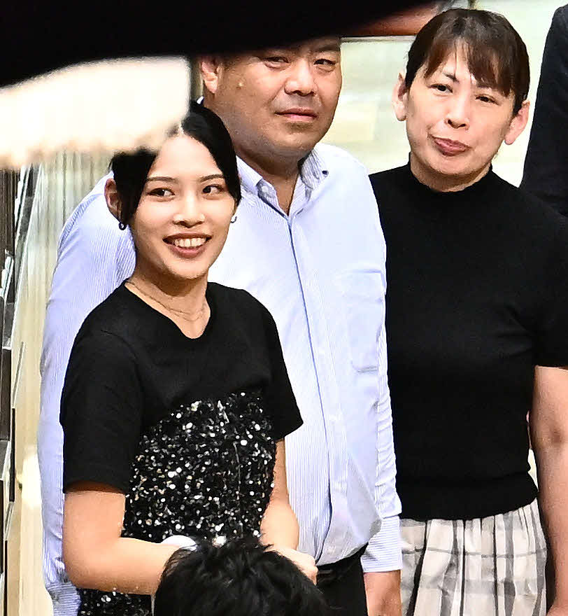 大の里の表彰式を見守る父の中村知幸さん。左は妹葵さん、右は母の朋子さん（撮影・滝沢徹郎）