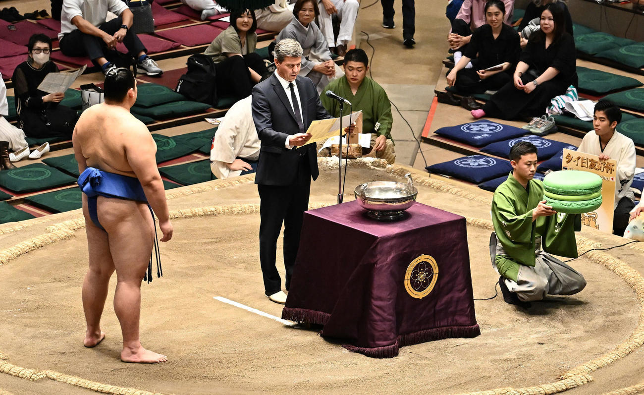 表彰式で日仏友好杯の授与をされる大の里（撮影・滝沢徹郎）