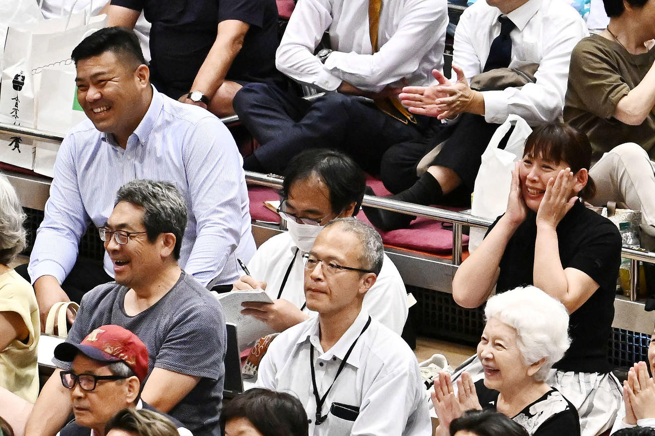 大の里が阿炎に敗れ苦笑いする父の中村知幸さん（左）と母の朋子さん（右）（撮影・滝沢徹郎）
