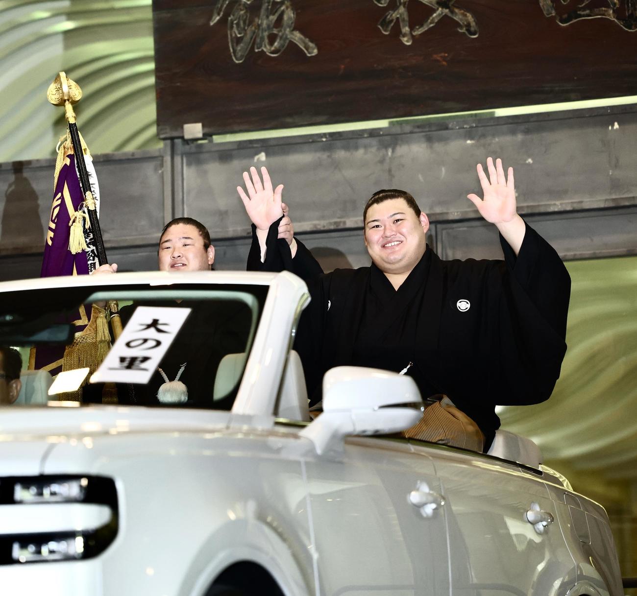 パレード車から笑顔で手を振る大の里（右）（撮影・河田真司）