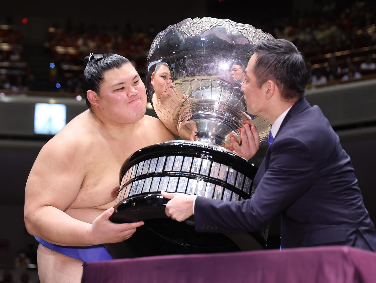 内閣総理大臣杯を授与される大の里（左）（代表撮影）