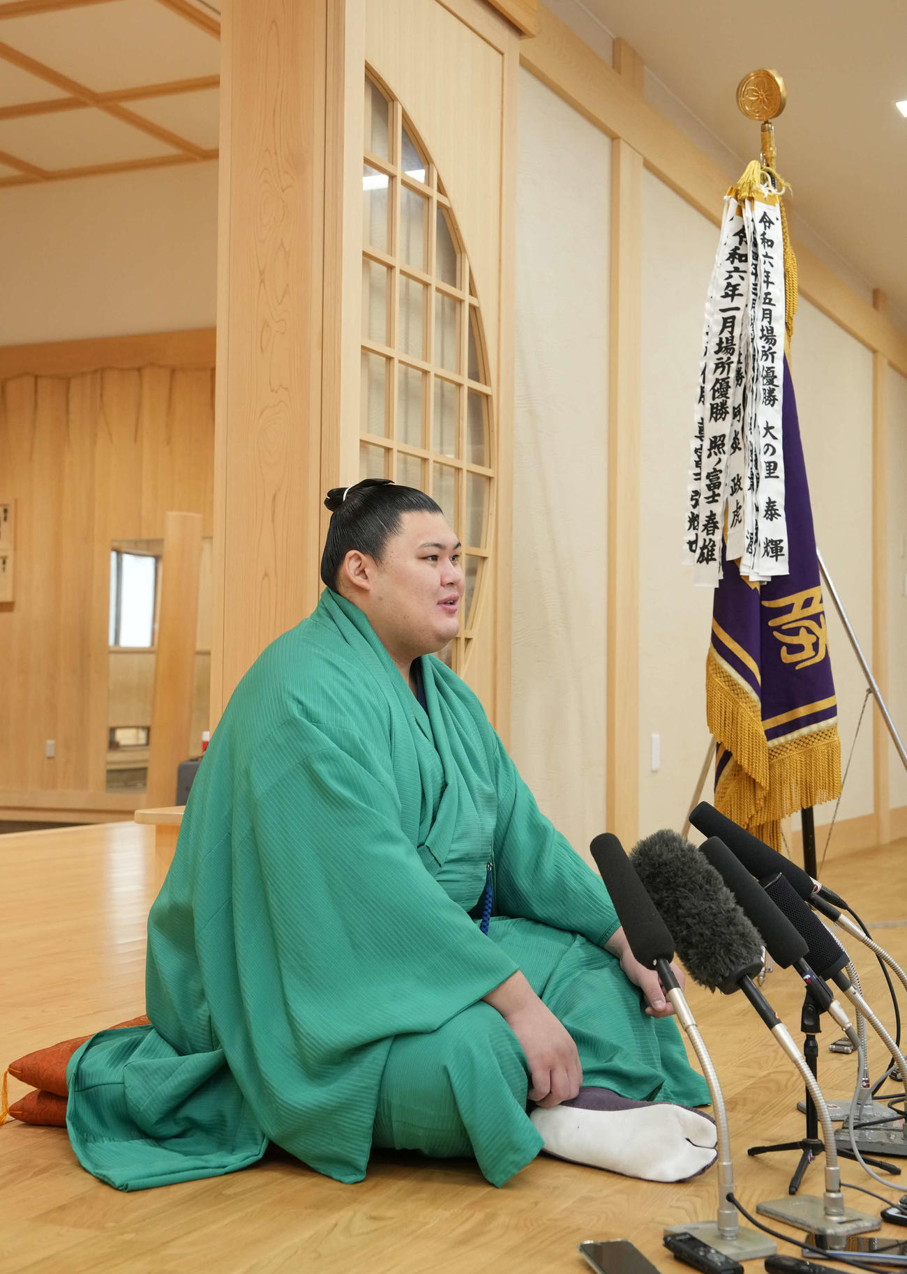 大相撲秋場所の優勝一夜明け会見に臨む大の里（撮影・小沢裕）