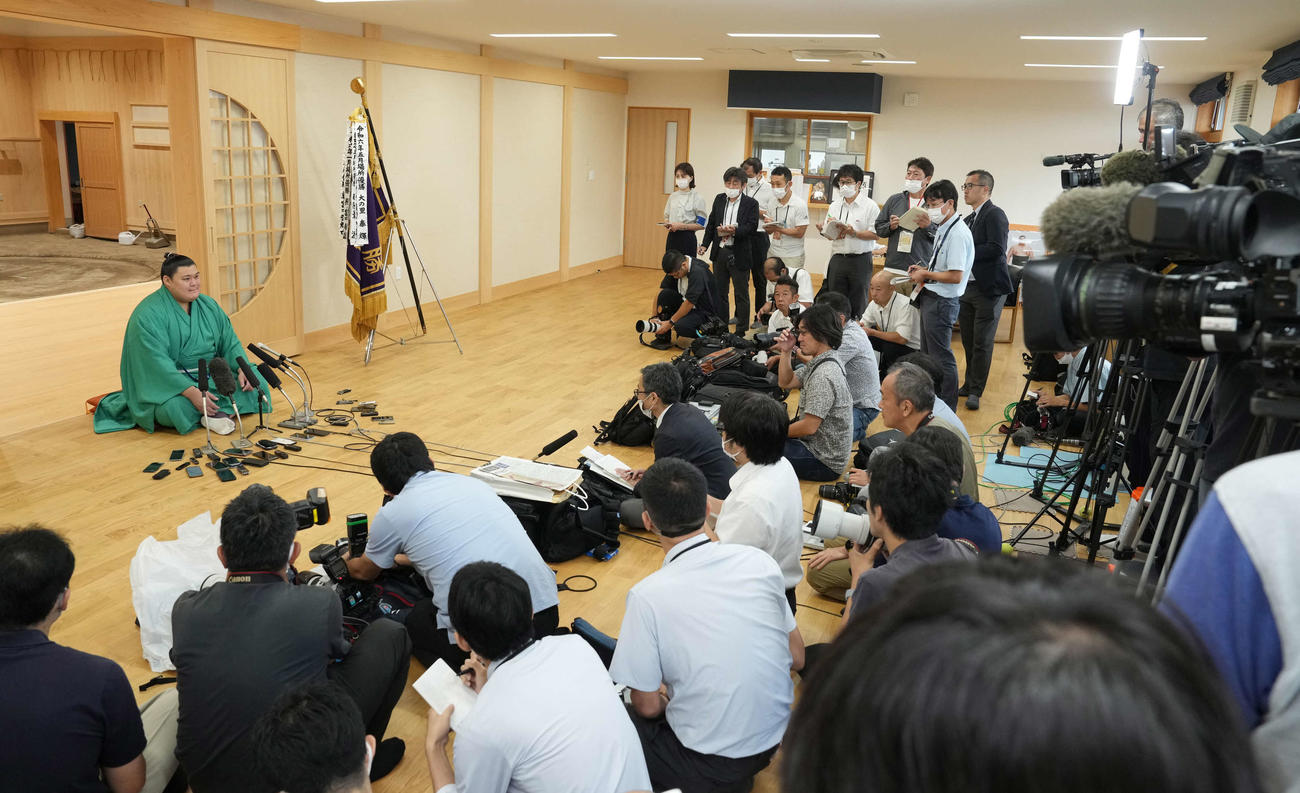 大相撲秋場所で優勝した大の里の一夜明け会見には大勢の報道陣が詰め掛けた（撮影・小沢裕）