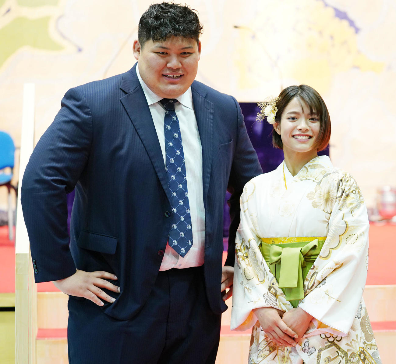 23年3月　日体大卒業式を終え笑顔を見せる中村（左）と阿部
