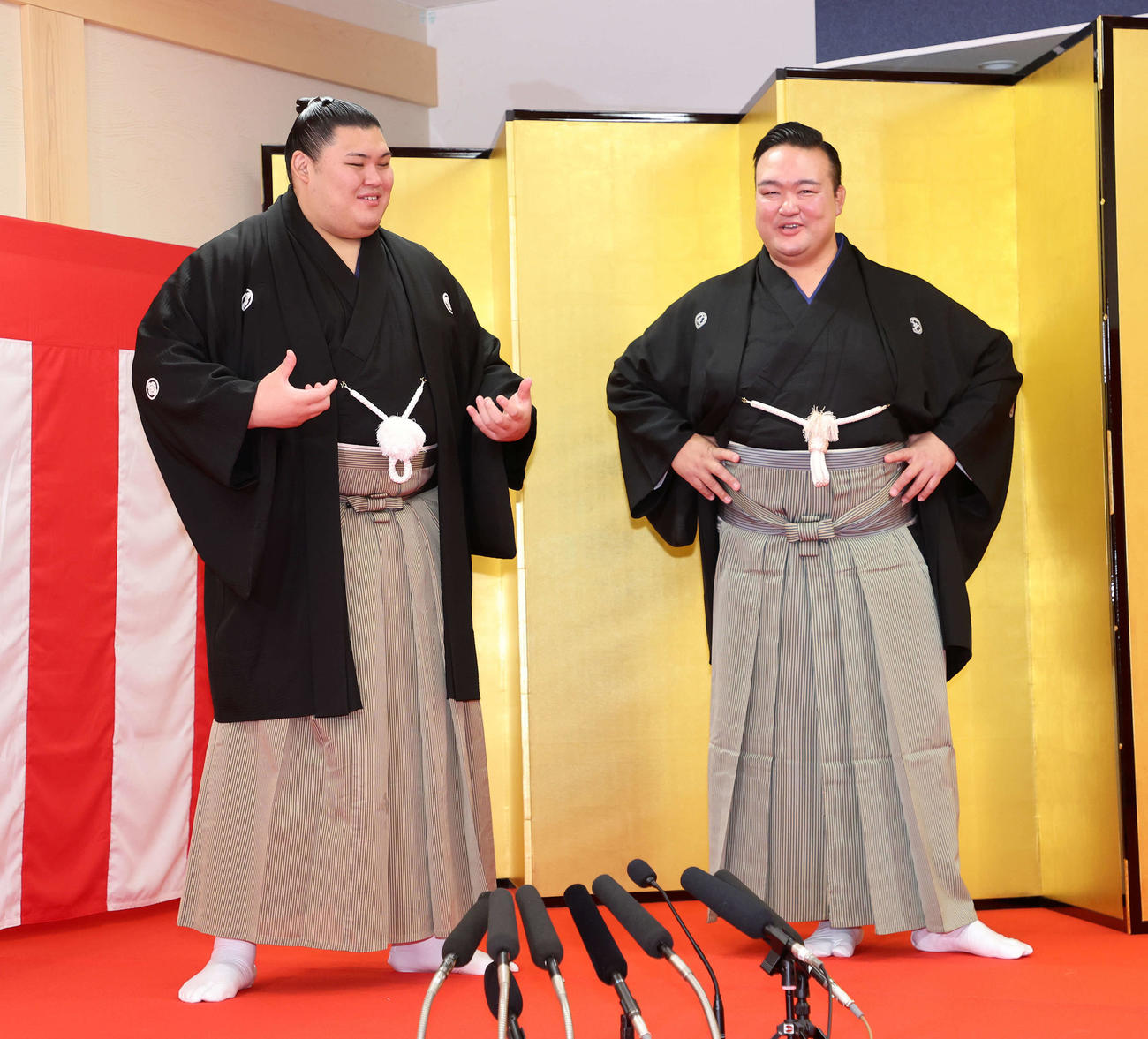 伝達の使者を待つ大の里（左）と二所ノ関親方（撮影・鈴木正人）