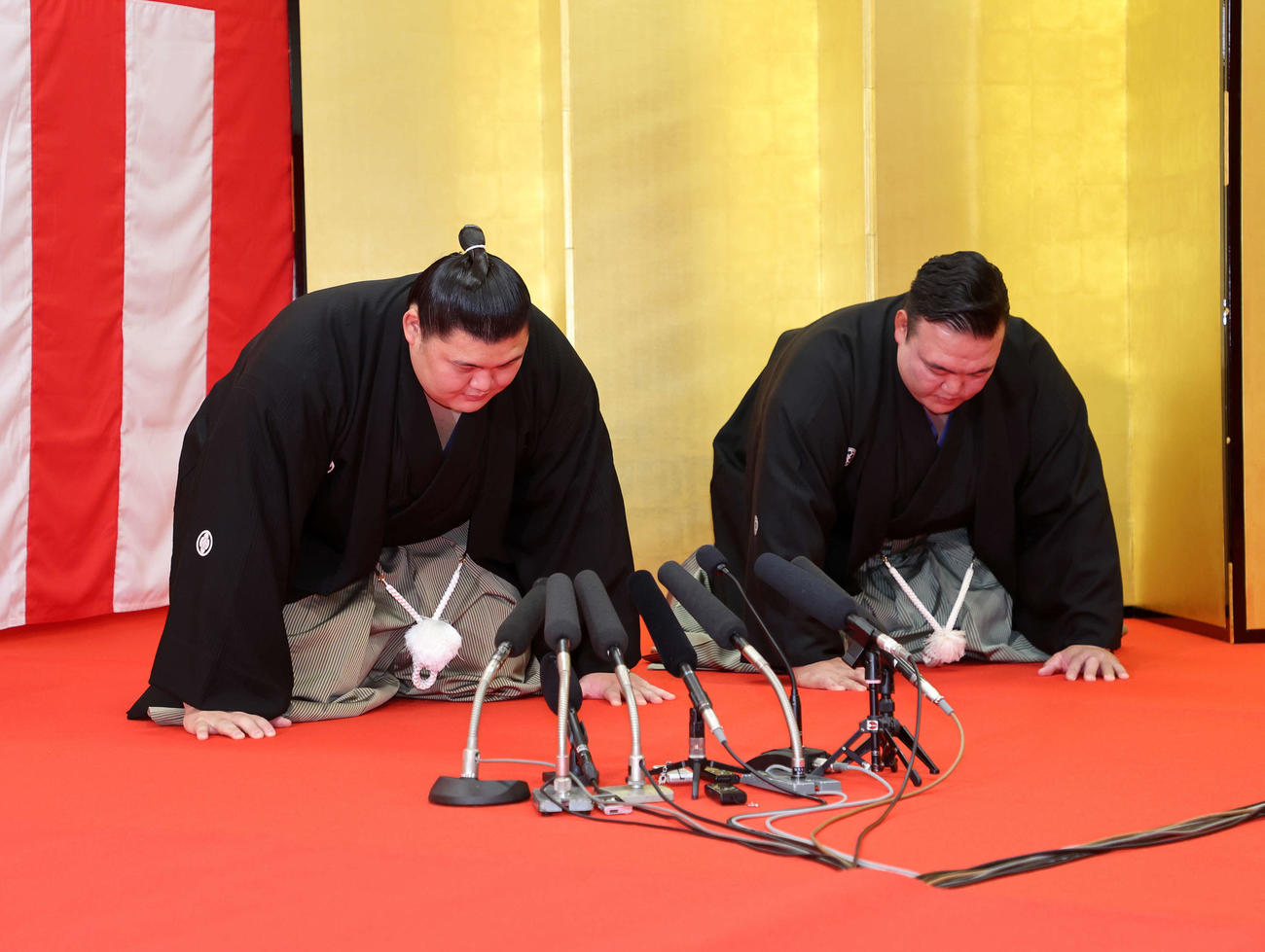 大関昇進の伝達を受け口上を述べる大の里（左）と二所ノ関親方（撮影・鈴木正人）
