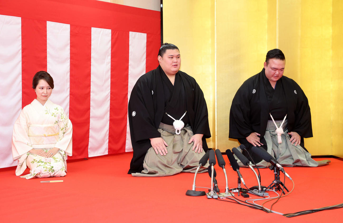 大関昇進の伝達を受ける大の里（中央）（撮影・鈴木正人）