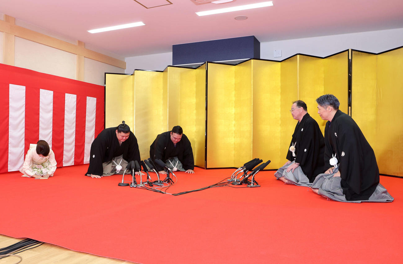 大関昇進の伝達を受け口上を述べる大の里（左から2人目）（撮影・鈴木正人）