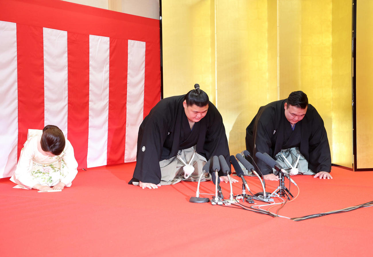 大関昇進の伝達を受け口上を述べる大の里（中央）（撮影・鈴木正人）