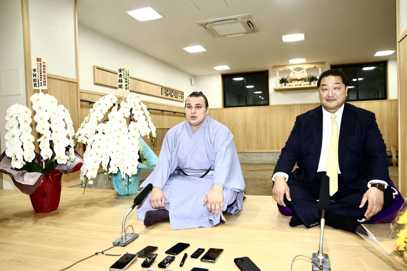 記者の質問に答える新十両の安青錦（左）と安治川親方（撮影・河田真司）