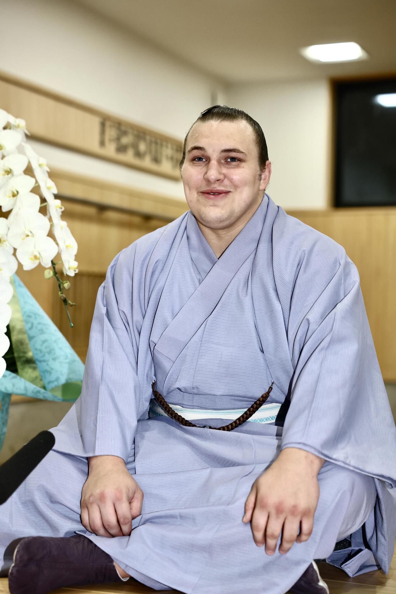 記者の質問に答える新十両の安青錦（撮影・河田真司）