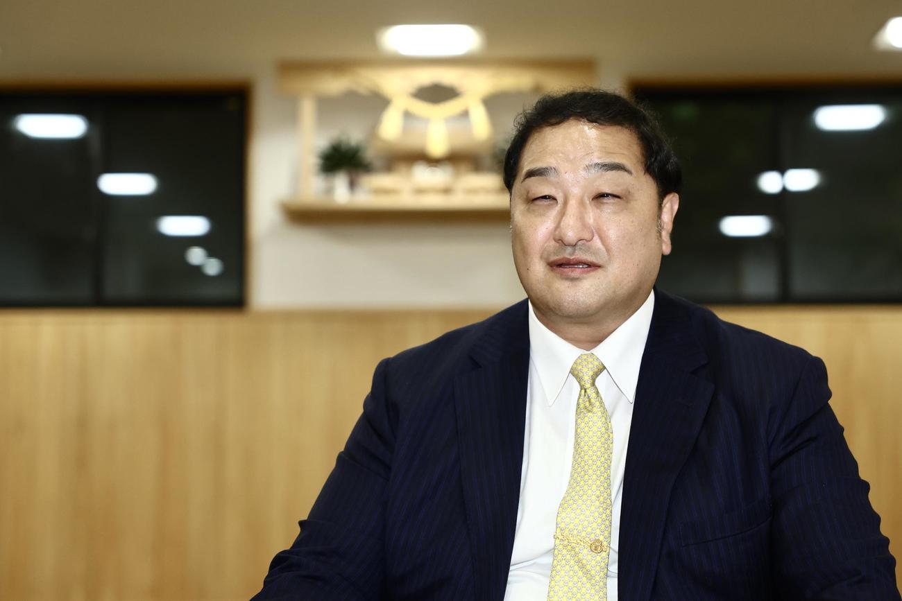 記者の質問に答える安治川親方（撮影・河田真司）
