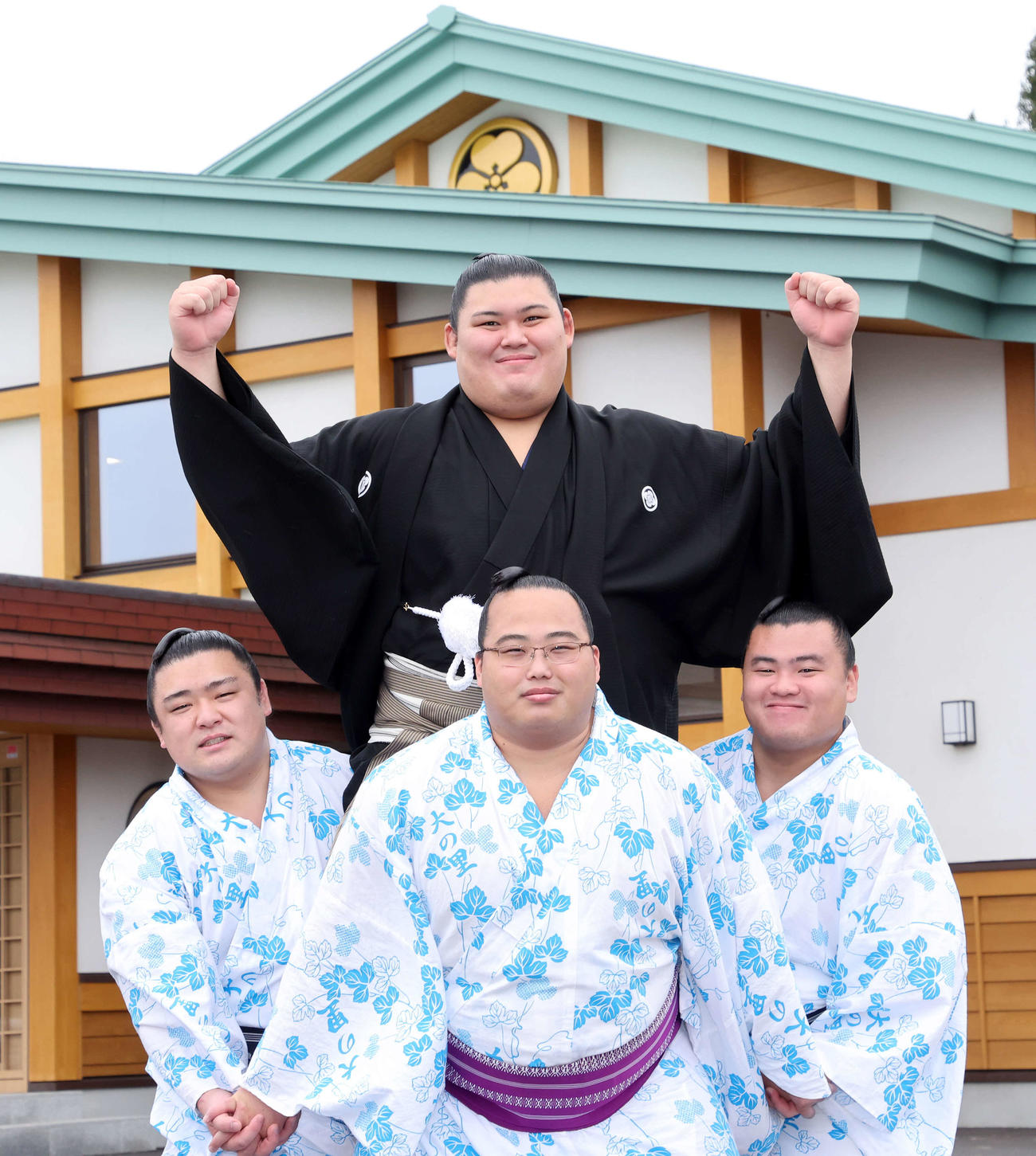 大関昇進しガッツポーズする大の里（撮影・鈴木正人）