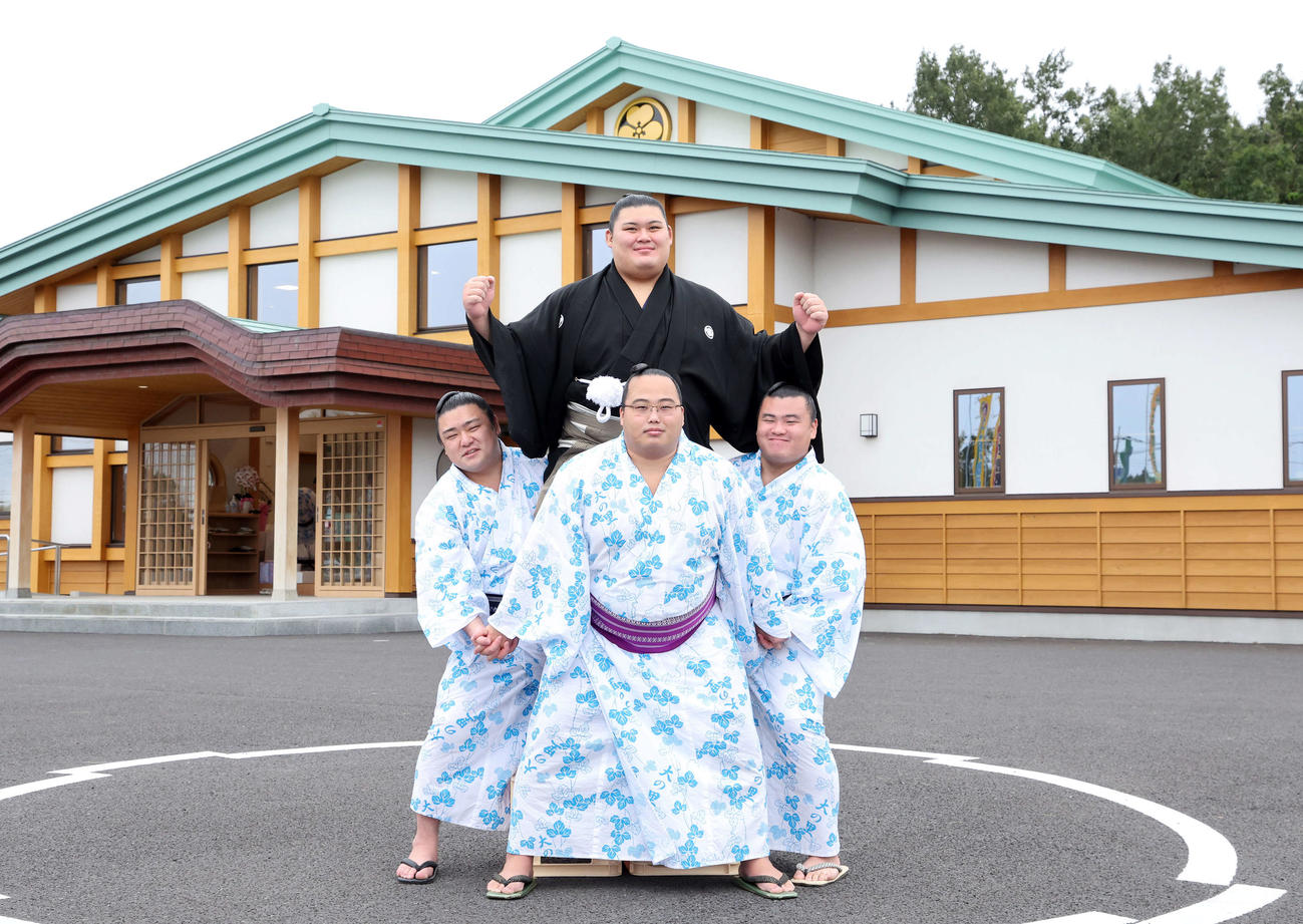 大関昇進しガッツポーズする大の里（撮影・鈴木正人）
