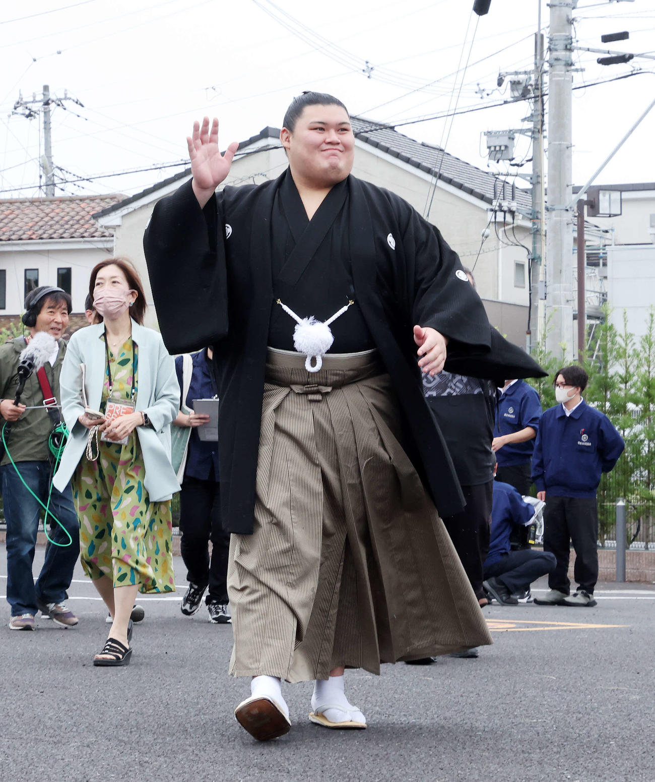部屋前に集まったファンに手を振る大の里（撮影・鈴木正人）