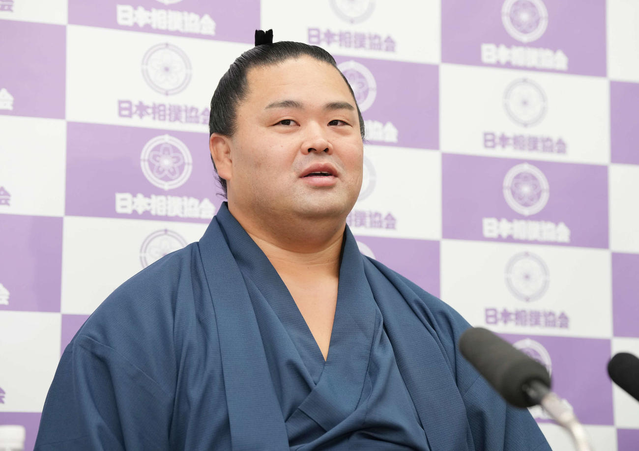 引退会見に臨む妙義龍（撮影・小沢裕）