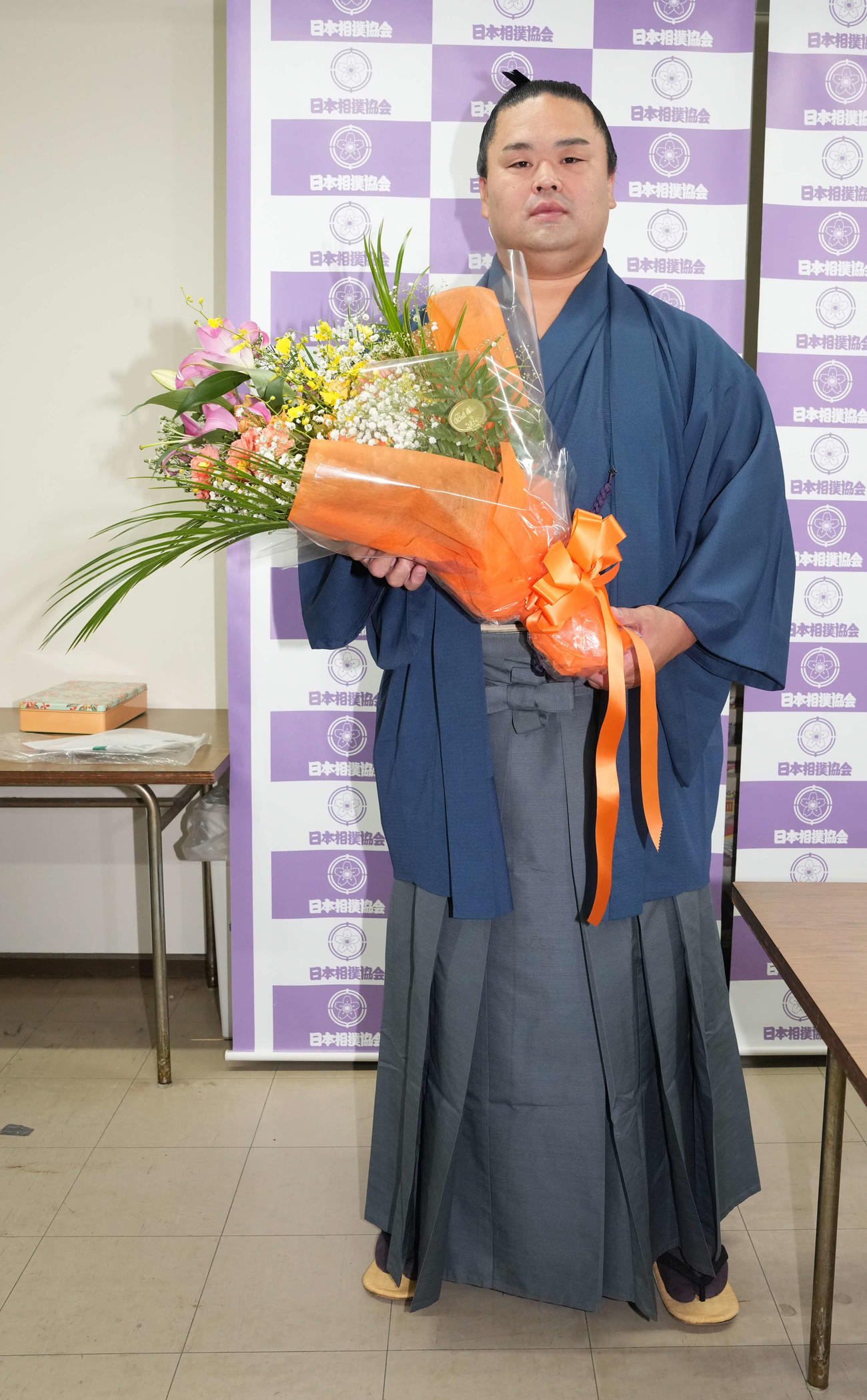 引退会見に臨み花束贈呈を受けた妙義龍（撮影・小沢裕）