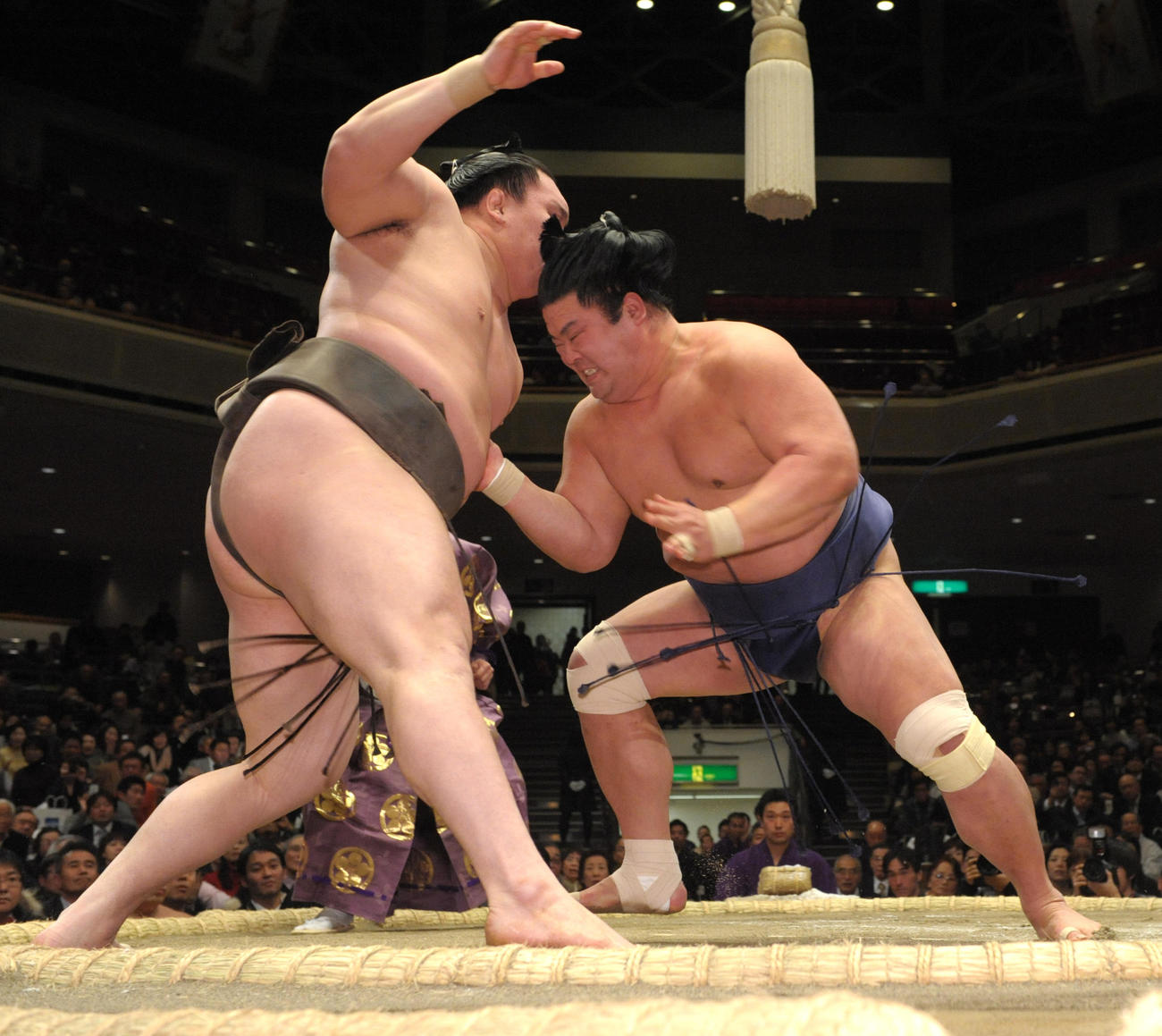 13年1月、白鵬（左）を破り、金星を挙げた妙義龍