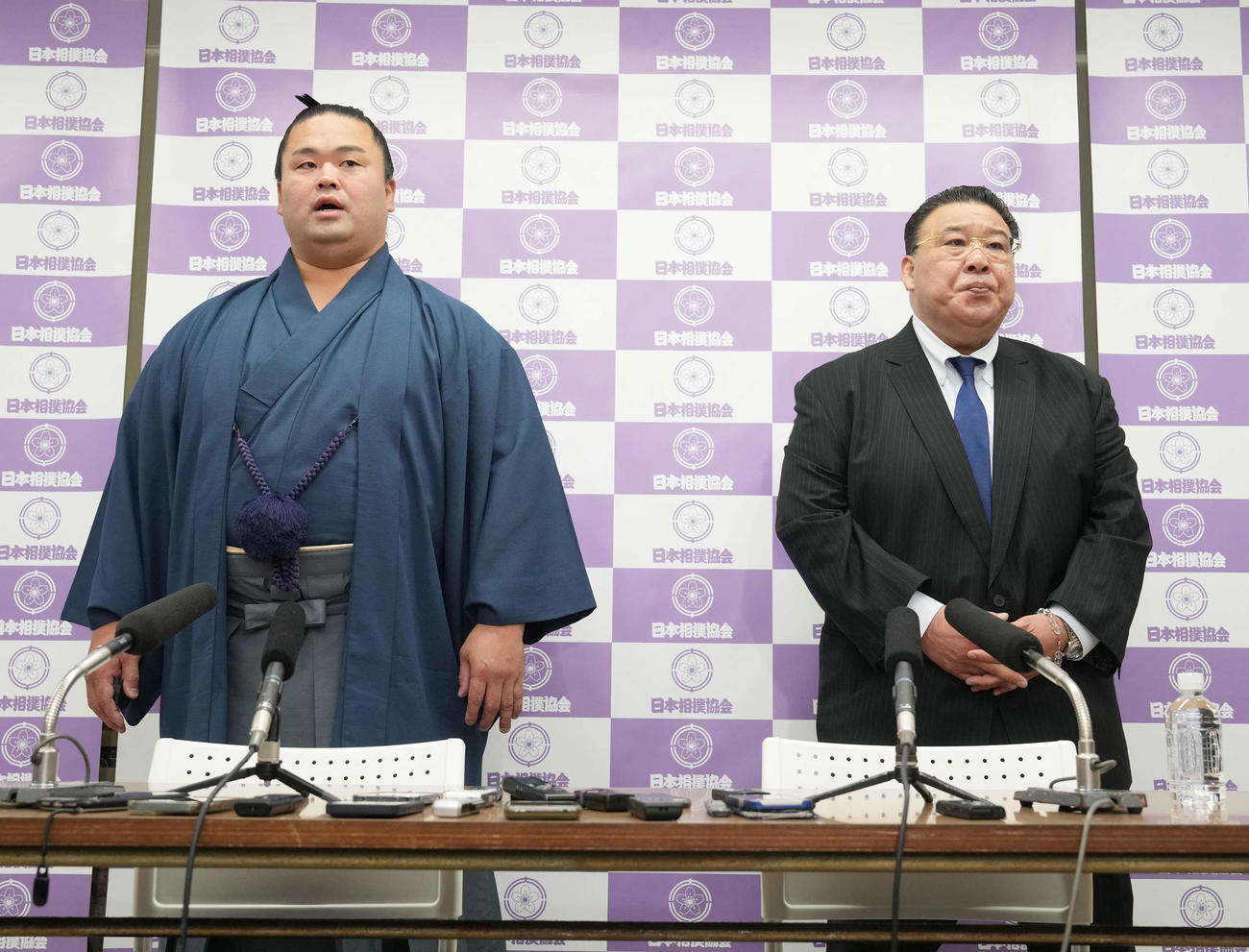引退会見に臨む妙義龍。右は師匠の境川親方（撮影・小沢裕）