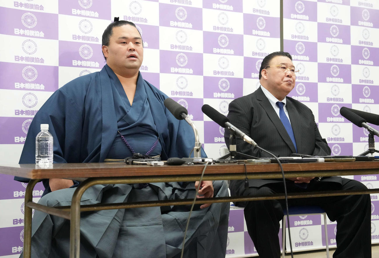 引退会見に臨む妙義龍。右は師匠の境川親方（撮影・小沢裕）