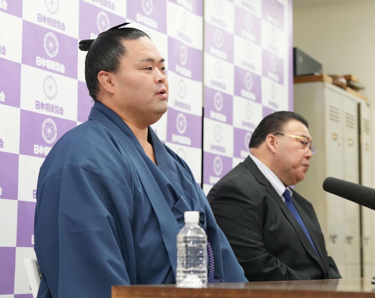引退会見に臨む妙義龍。右は師匠の境川親方（撮影・小沢裕）