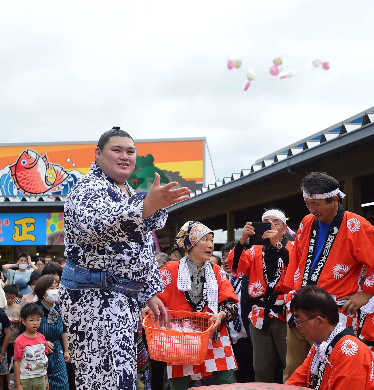 ファンに餅を配る大の里