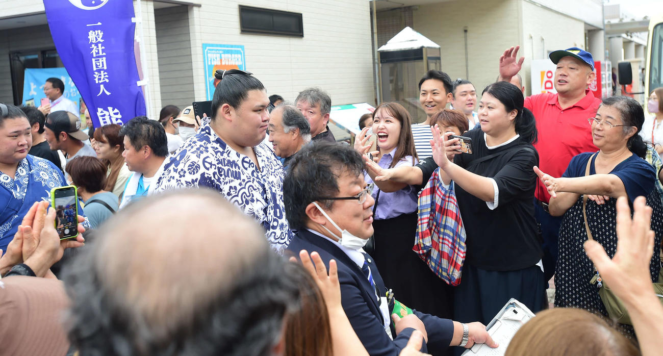 ファンに見送られながら会場を去る大の里（中央）