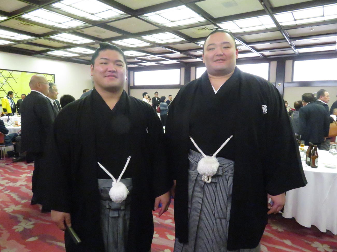 元朝弁慶の断髪式に出席した朝乃山（右）と朝紅龍