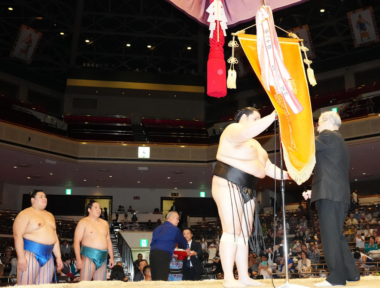 全日本力士戦士権で優勝し、表彰式に臨む琴桜（撮影・江口和貴）