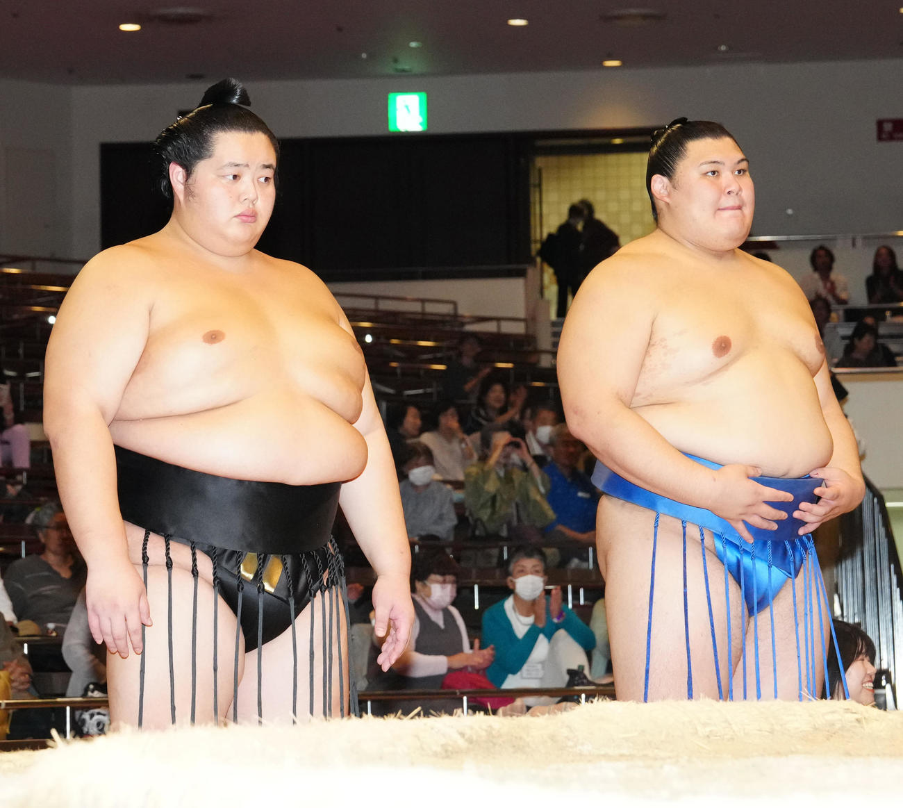 全日本力士戦士権の表彰式に臨む琴桜（左）と大の里（撮影・江口和貴）