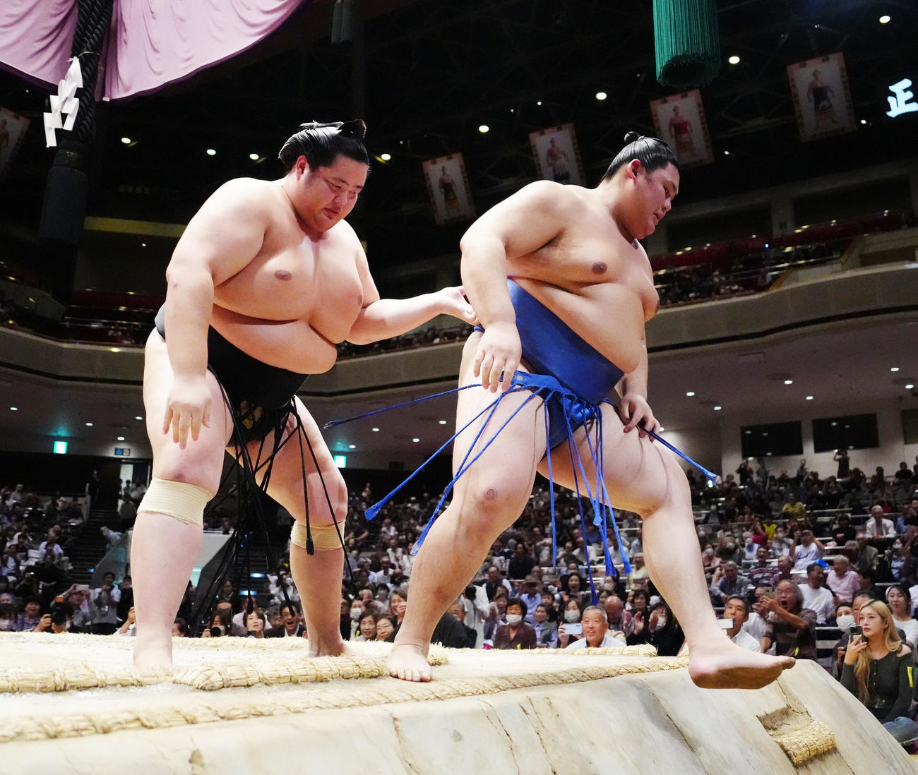 全日本力士戦士権の優勝戦で大の里（右）を破る琴桜（撮影・江口和貴）