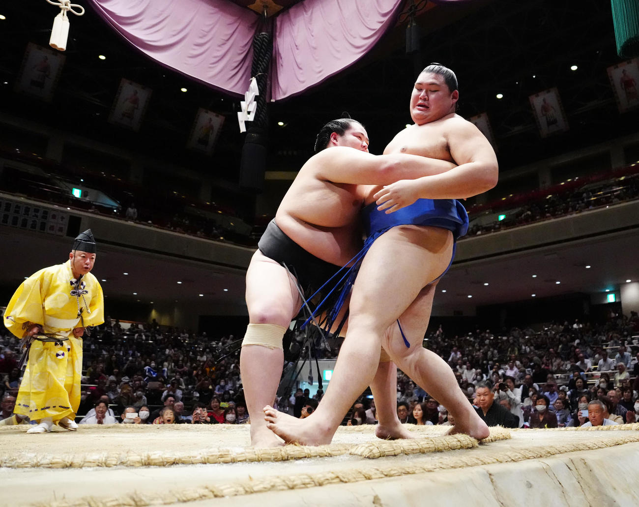 全日本力士戦士権の優勝戦で大の里（右）を破る琴桜（撮影・江口和貴）