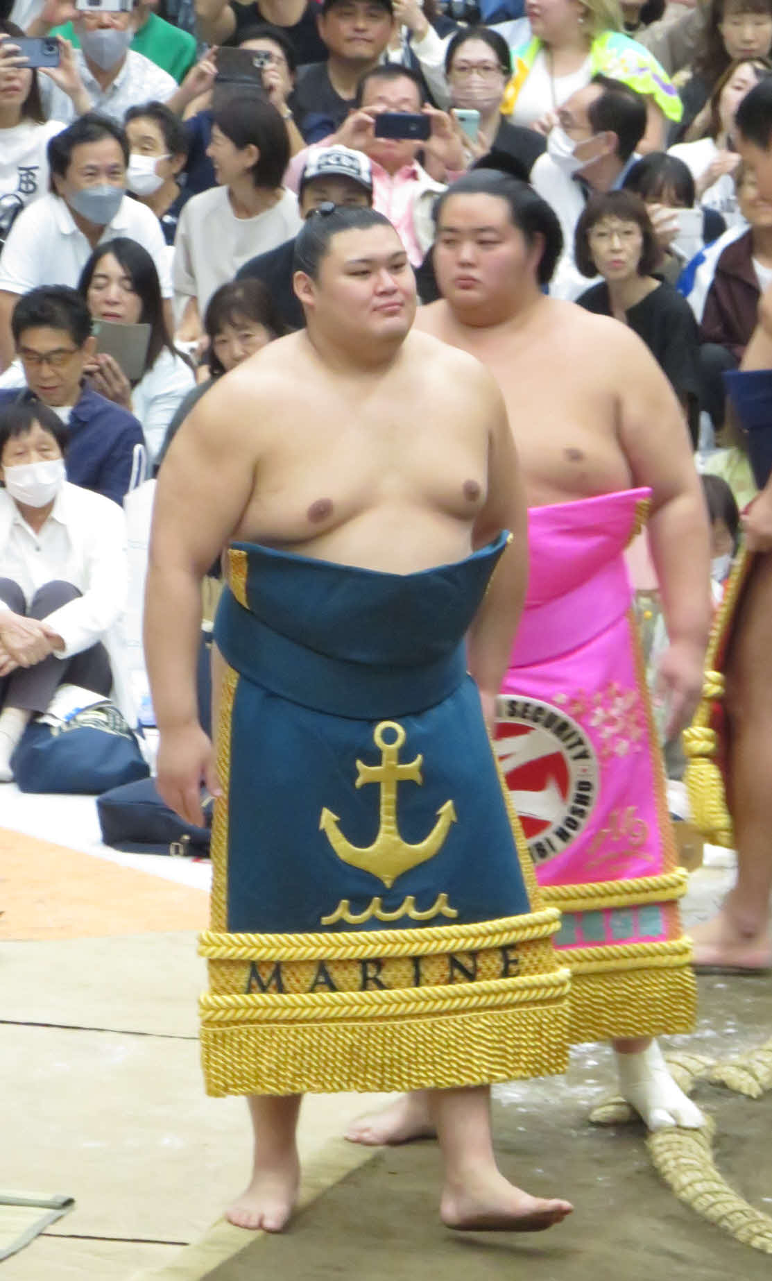 巡業の土俵入りに臨んだ大の里（左）。右は琴桜