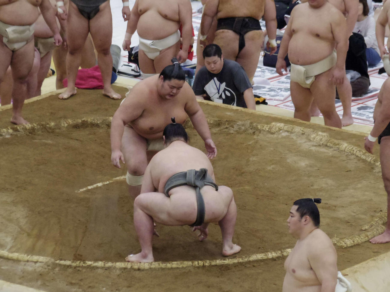 ぶつかり稽古で胸を出す琴桜